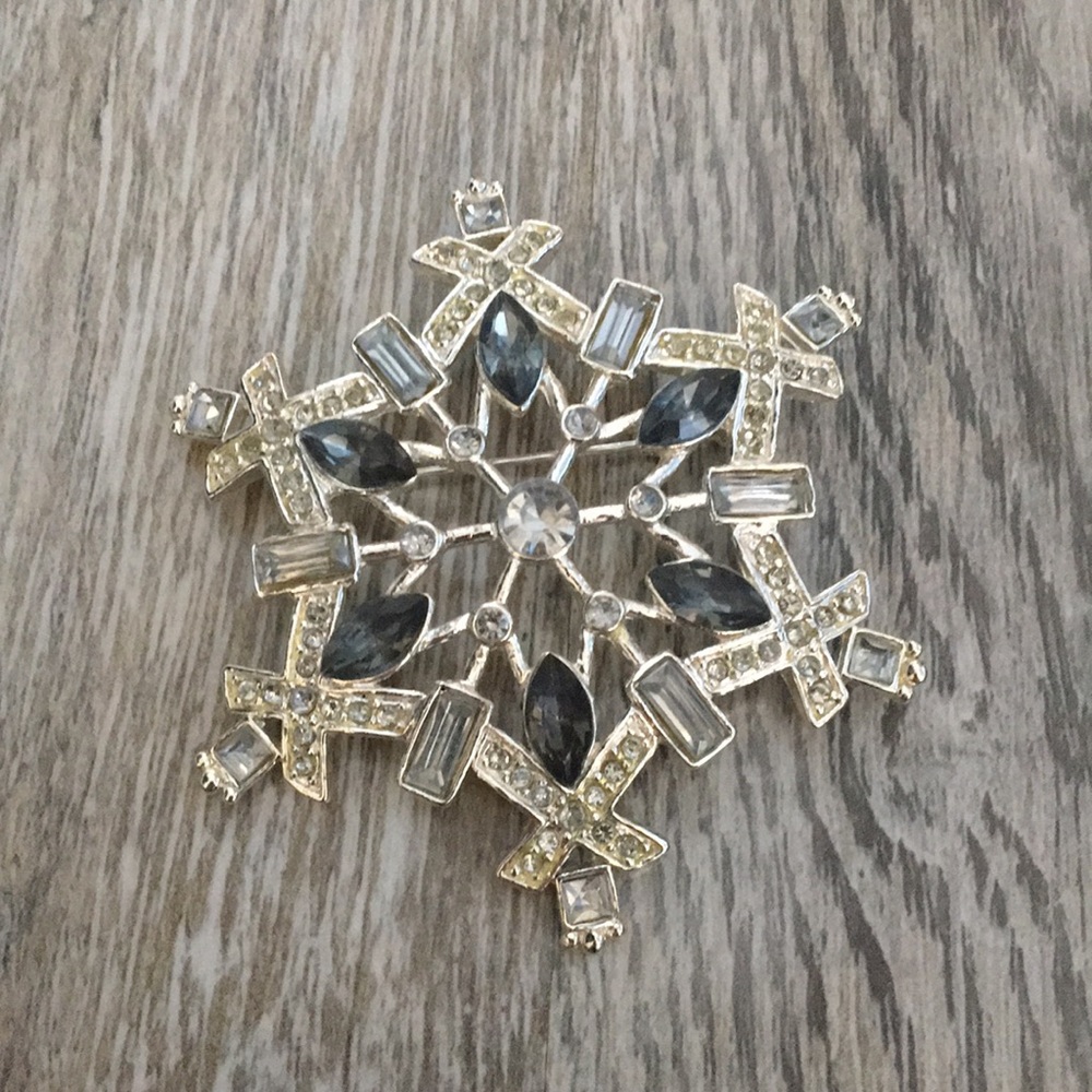 Premier Designs Snowflake Pin ❄️